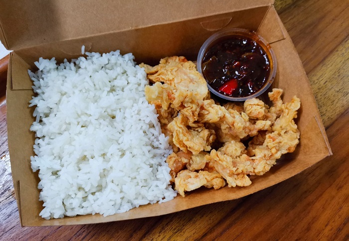 Berbagai menu makanan di kereta api disajikan menggunakan kemasan berbahan dasar kertas, serat jagung dan serat tebu.
