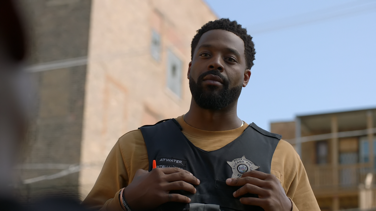 Chicago P D S13E05 Miami 1080p 10bit AMZN WEB DL DDP5 1 HEVC Vyndros mkv snapshot 37 45 2026 05 15