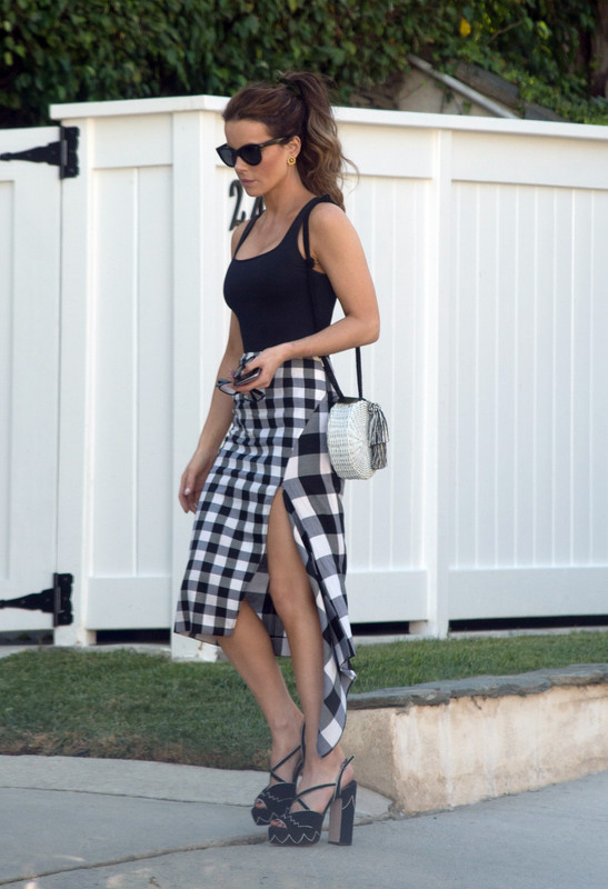 kate-beckinsale-out-in-la-71518-10