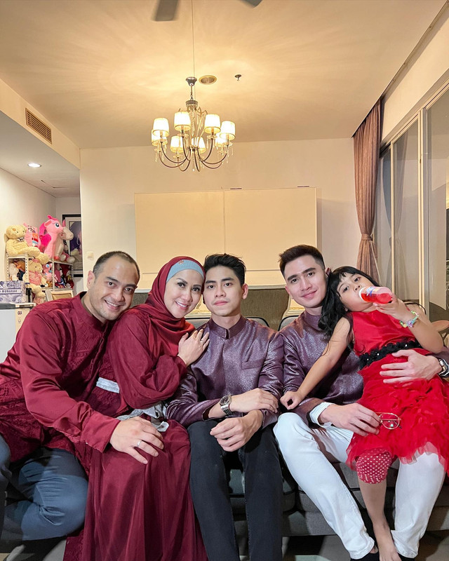 Momen Idulfitri 1443 H keluarga Venna Melinda dan Ferry Irawan yang baru saja menikah pada 7 Maret 2022.