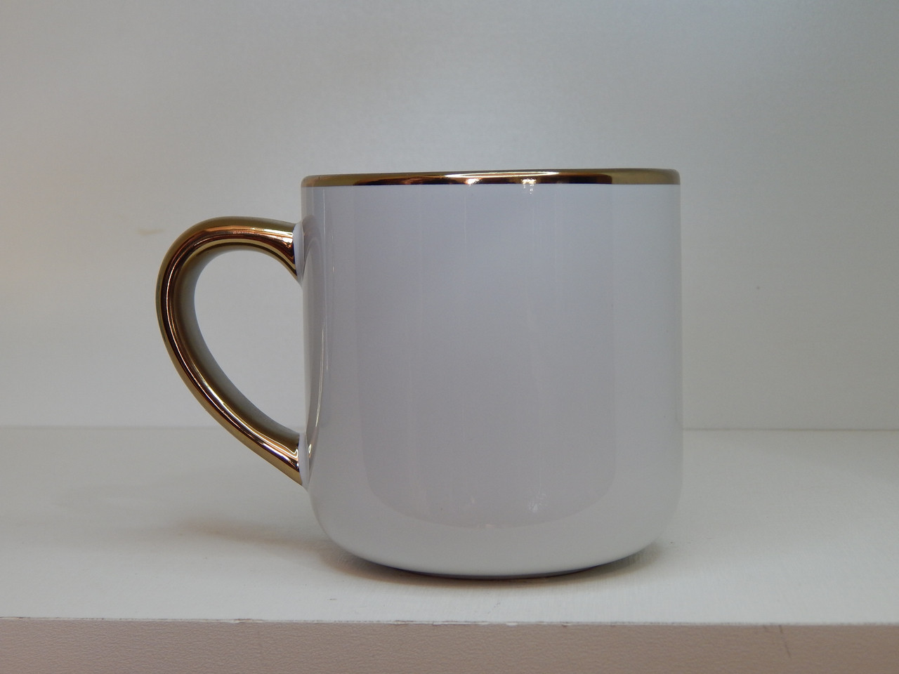 Caneca Lisa com alça e borda dourada