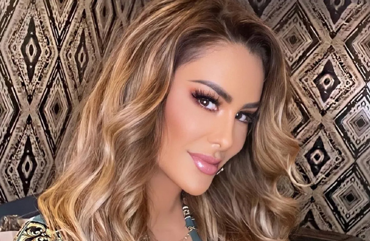Ninel Conde deslumbra desde la playa con ajustado traje de baño