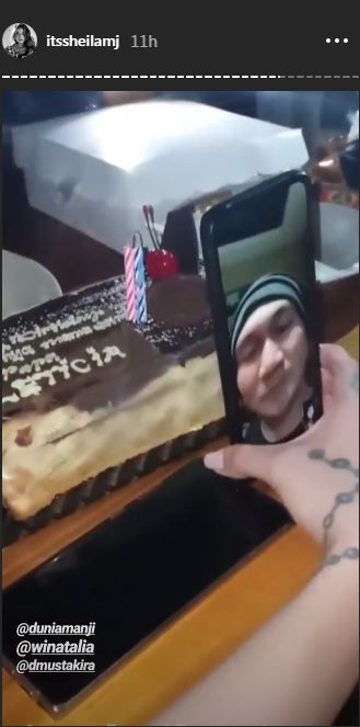 Anji dalam panggilan video, memberi ucapan Leticia`