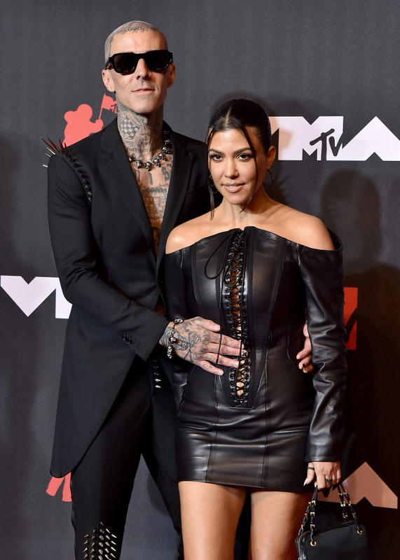 Kourtney Kardashian muestra sexy lencería para viaje con Travis Barker