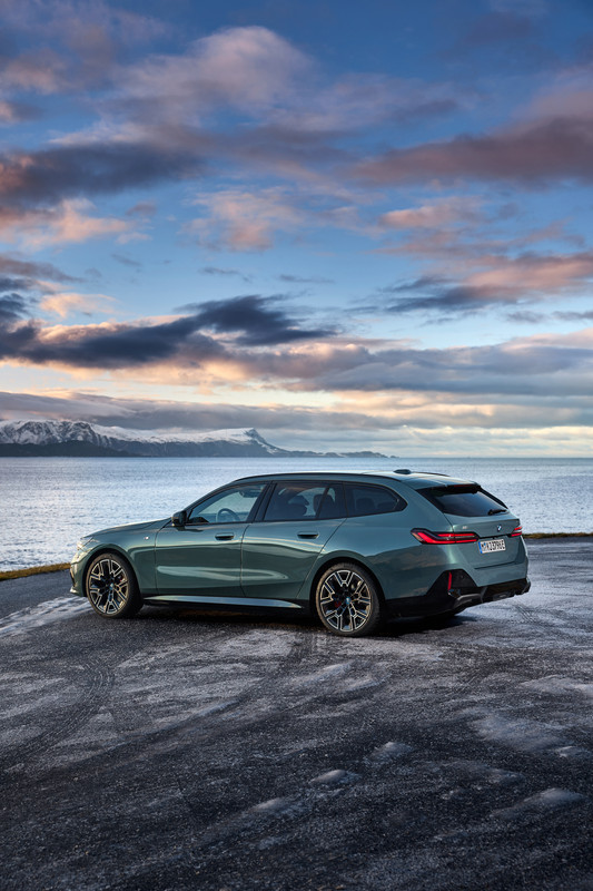 P90537286_highRes_the-new-bmw-i5-edriv