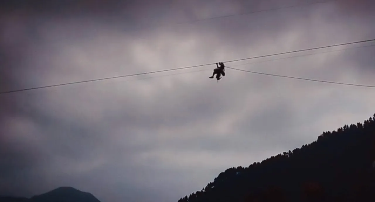 Al Borde del Abismo Atrapados en la Cima 2026 HD 1080p Latino Castellano 3