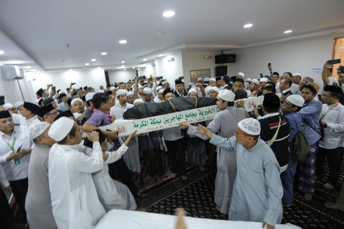 Suasana salat jenazah almarhum KH Maimoen Zubaer di Kantor Urusan Haji Indonesia (KKHI) Daker Makkah, Selasa (6/8/2019). Salat jenazah juga akan dilaksanakan di Masjidil Haram saat salat dhuhur dan rencananya akan dimakamkan di pemakaman Ma’la, Makkah.