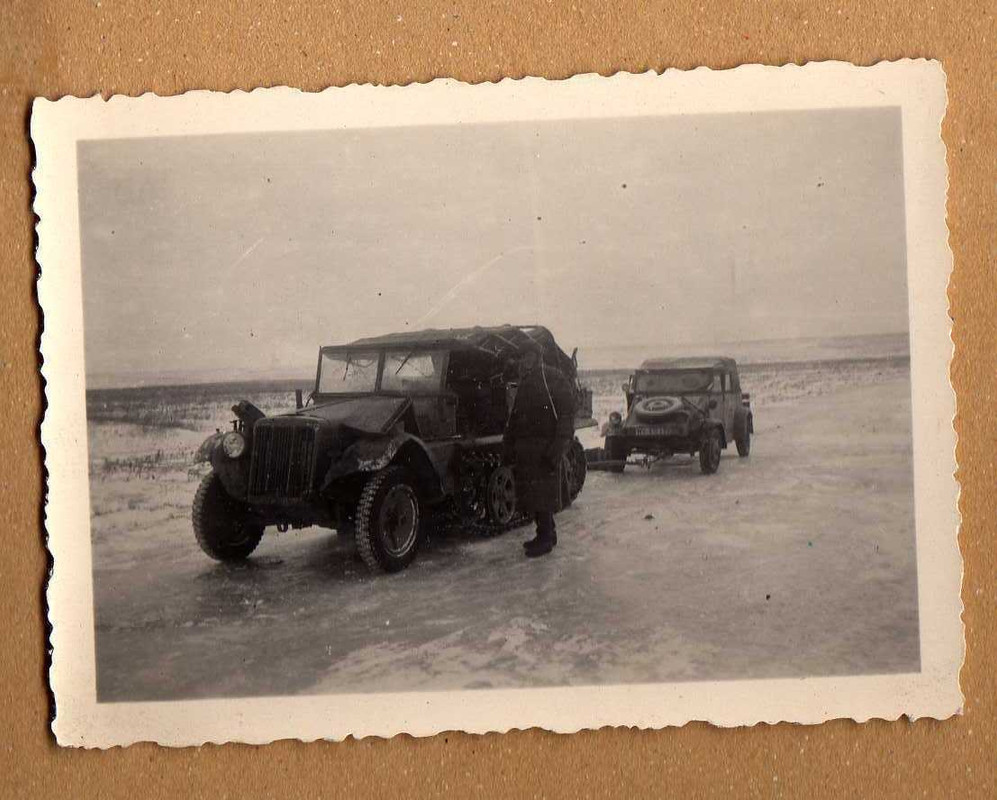 VW Kübelwagen und Halbketten Fahrzeug schöne Ansicht