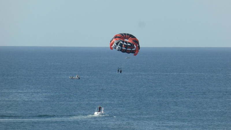 Ilustrasi - Aktivitas Parasailing.