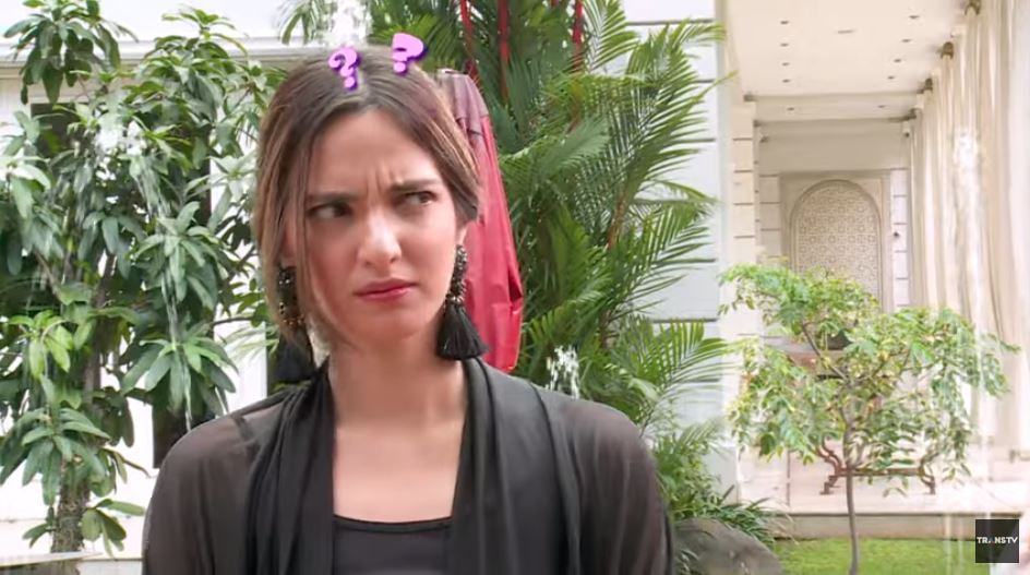 Nia kebingungan menjawab saat ditanya kapan terakhir kali mencuci piring