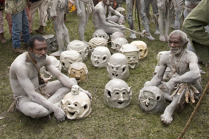 Suku Asaro yang mendiami daratan Papua Nugini.