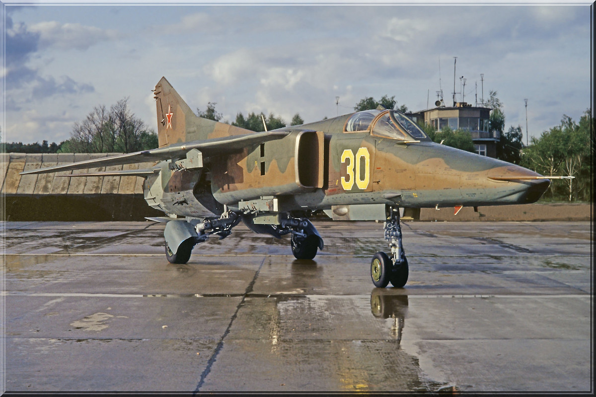 19 GvAPIB Mig-27D Yellow 30_61912558160 (4)