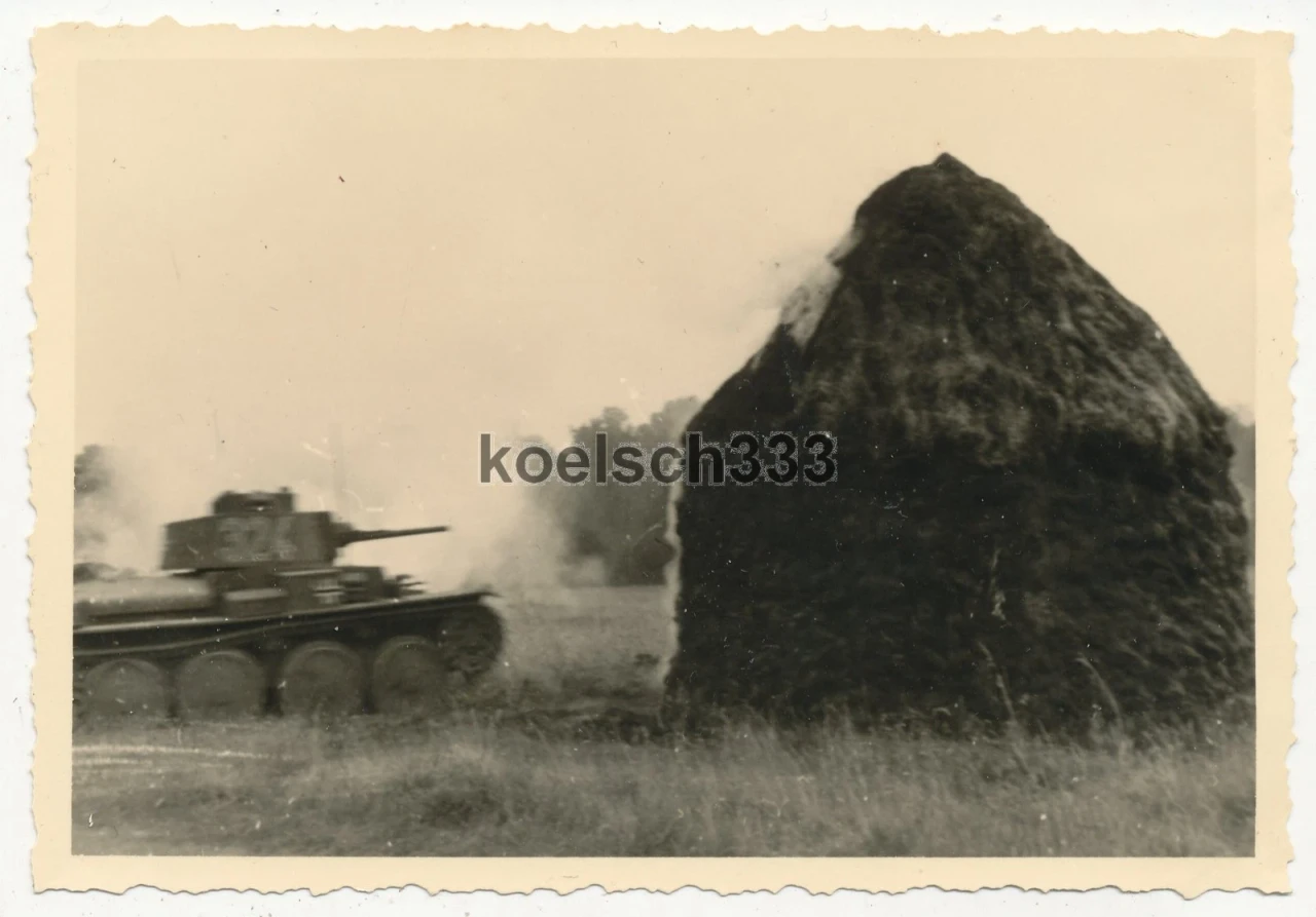 Foto Panzer 38(t) der 7 Panzer Div bei einem Angriff an der Westfront 1940