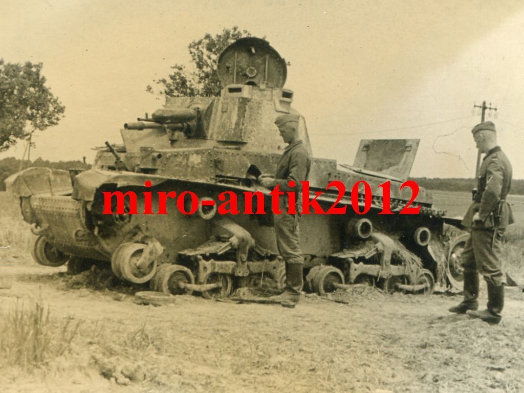 Foto, Wehrmacht, zerstörter feindlicher Panzer, 