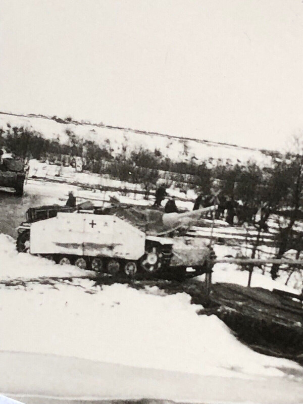 Altes Foto-Sturmgeschütz-Langrohr-Seitenschürzen-Camo-Schwimmwagen-Brücke-