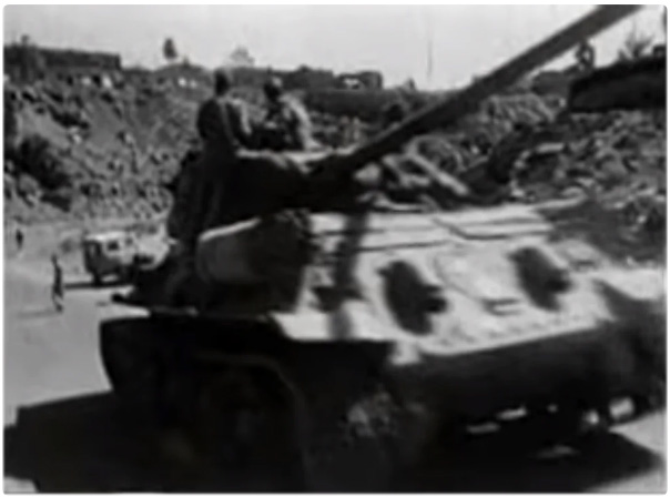 L-zad-T-34-harckocsi-uton-az-al-Badr-palota-fel-1962.jpg