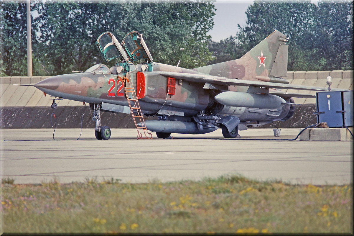 787 IAP Mig-23UB 22 Red_6901905, Summer 1992_4