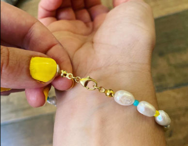 tapa nudos en acero dorado o metal