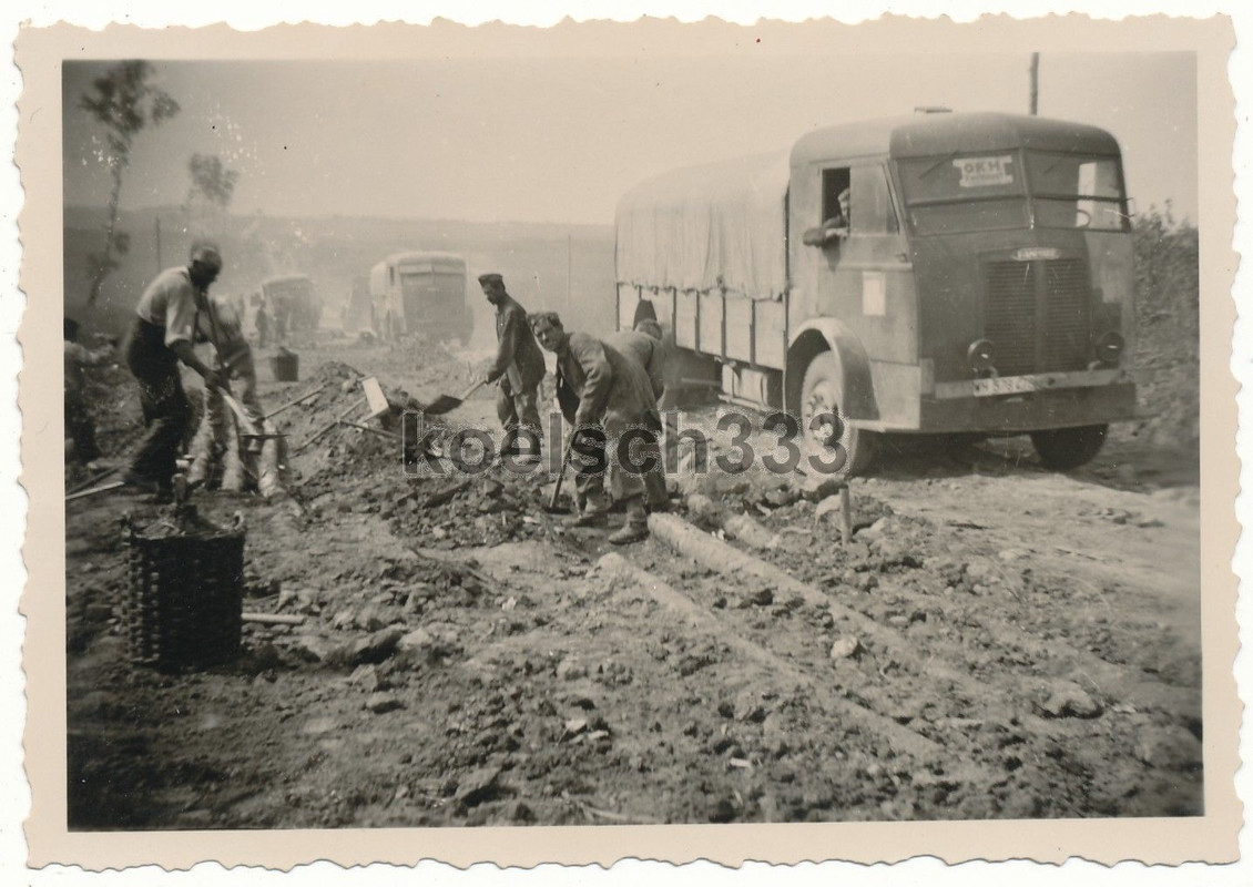 Foto französische Panhard Beute LKW´s der Wehrma