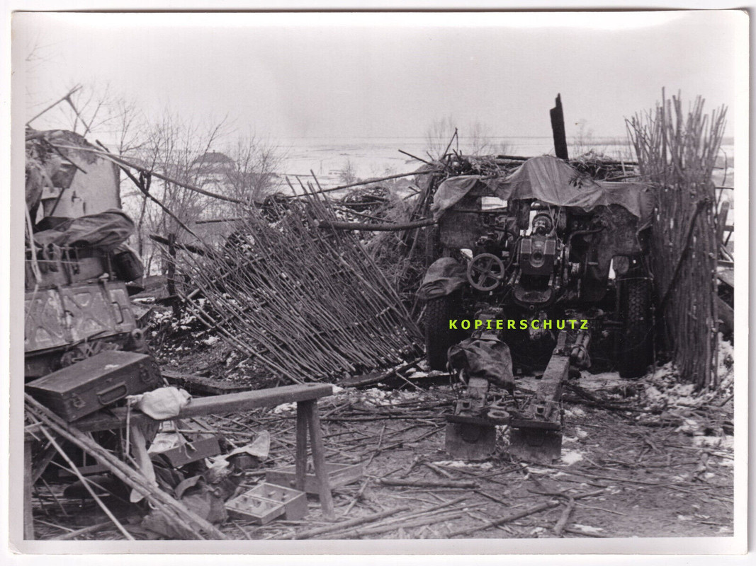 Foto Kriegsschauplatz westl. Charkow 3.3.1943 zerstörter Panzer.