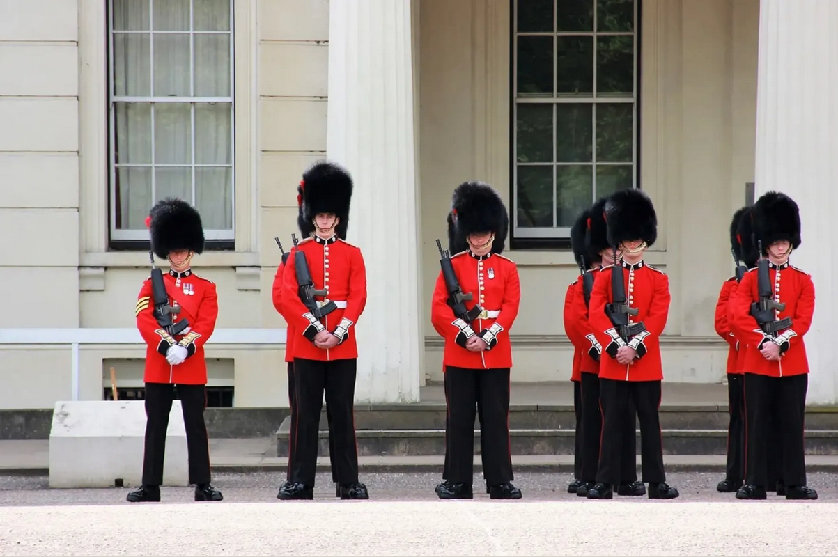 Guardia de Buckingham se hace viral por polémico comportamiento: este el video