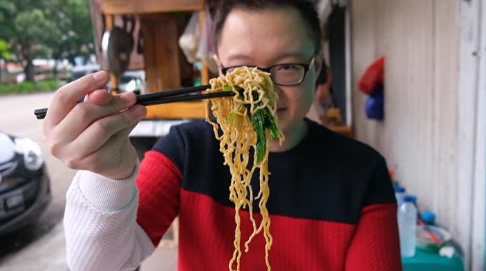 Kelvin menikmati Mie Ayam Dalban.