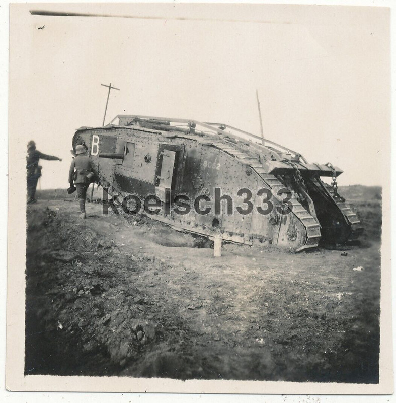 Foto deutsche Soldaten an einem englischen Panzer Tank Wrack im Westen 1918 (1)