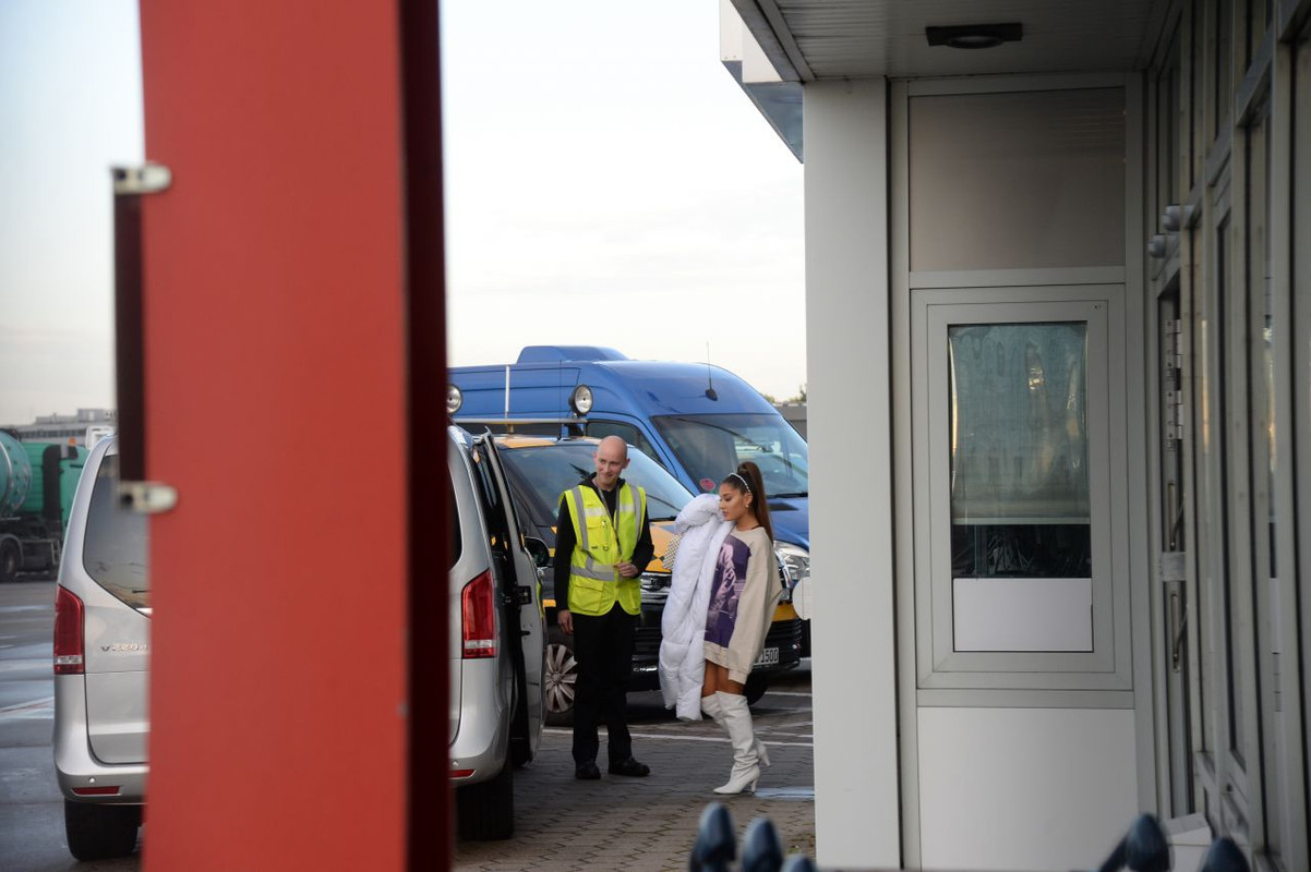 ariana-grande-taking-a-private-jet-from-hamburg-to-berlin-10-10