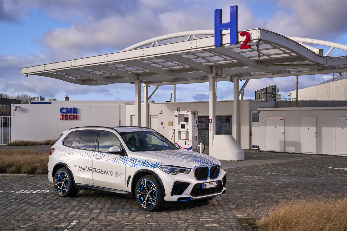P90494472_highRes_bmw-ix5-hydrogen-on-