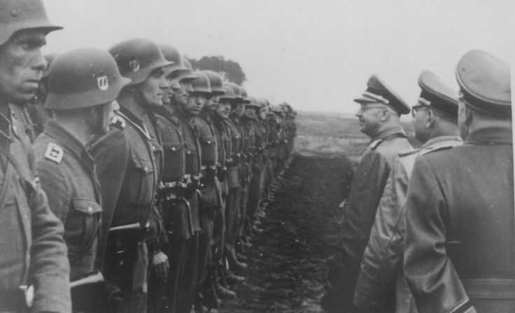 Heinrich Himmler, Reichsführer de las Waffen-SS, visita a los voluntarios ucranianos de la 14ª División SS de Granaderos Ucraniana Galitzia