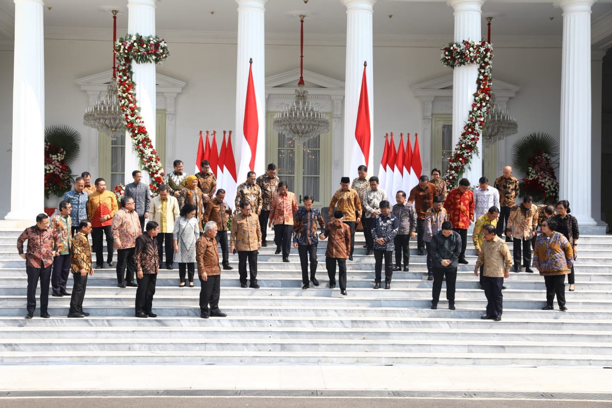 Presiden Joko Widodo didampingi Wakil Presiden Ma'ruf Amin mengenalkan Kabinet Indonesia Maju di Halaman Istana Merdeka, Jakarta, Rabu (23/10/2019). (TRIBUNNEWS/IRWAN RISMAWAN)