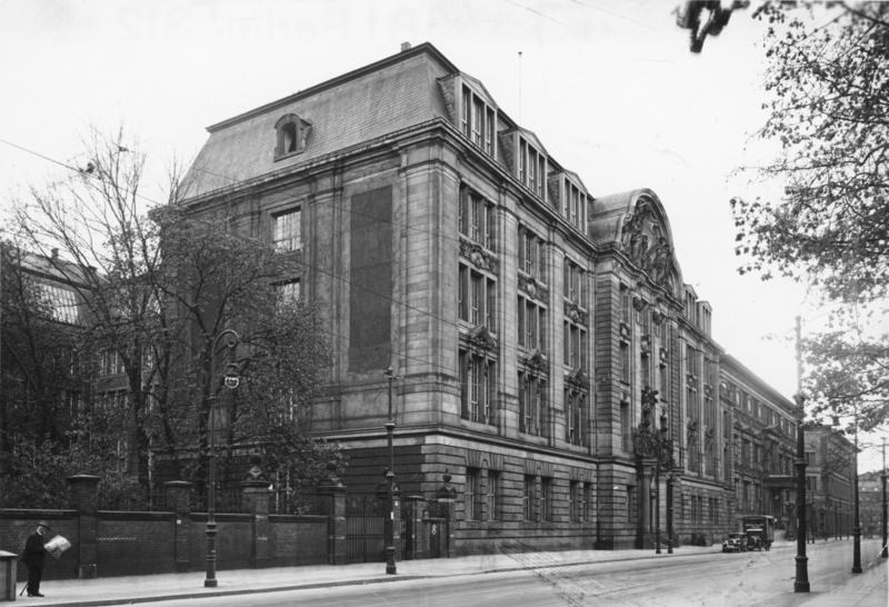 Cuarteles generales de la Gestapo en Prinz-Albrecht-Straße 8, actual Niederkirchnerstraße. Berlín, 1933 Cuarteles generales de la Gestapo en Prinz-Albrecht-Straße 8, actual Niederkirchnerstraße. Berlín, 1933