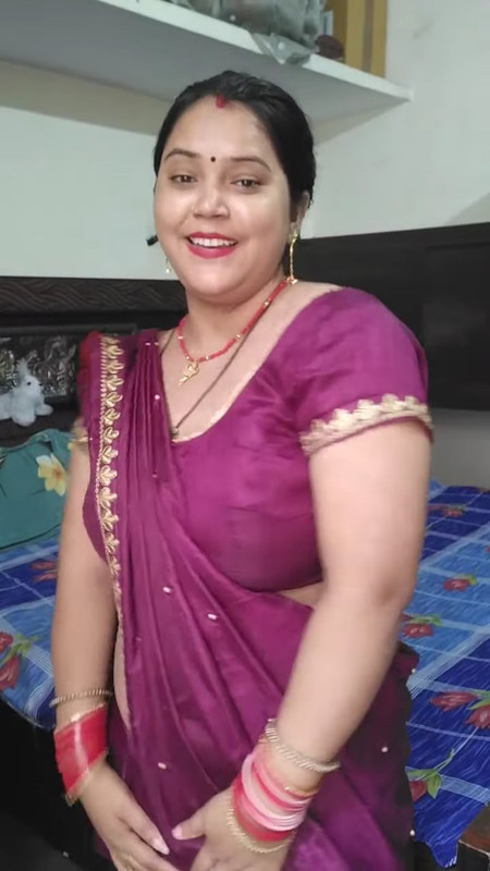 beautiful bhabi. sexy big deep navel in purple saree.webm_snapshot_00.01.570