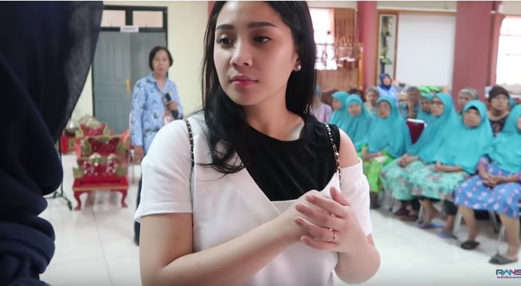 Nagita Slavina kunjungi panti jompo