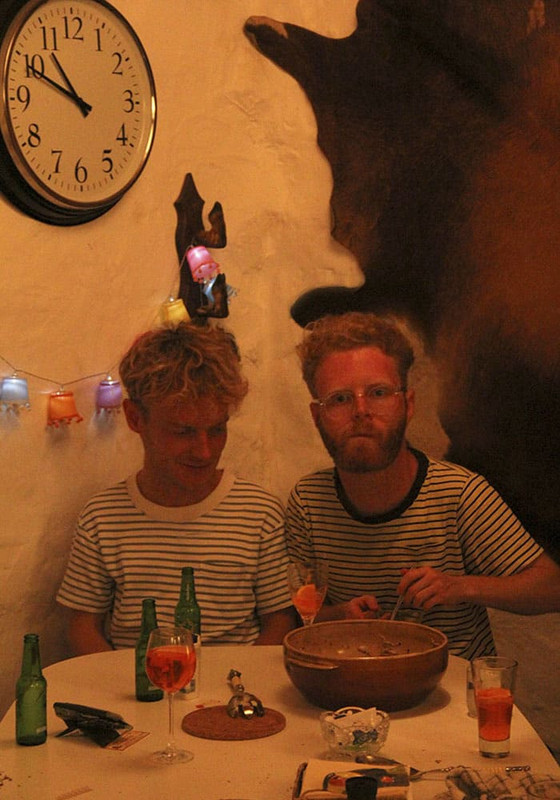 Этот парень был ответственным за отпускные фото, но его друзья получили их в весьма необычном виде