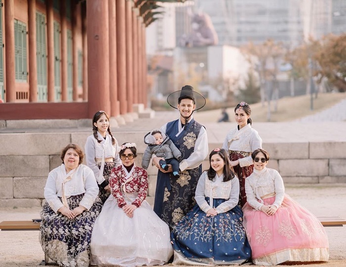 Tasya Kamila bersama keluarga di Korea Selatan