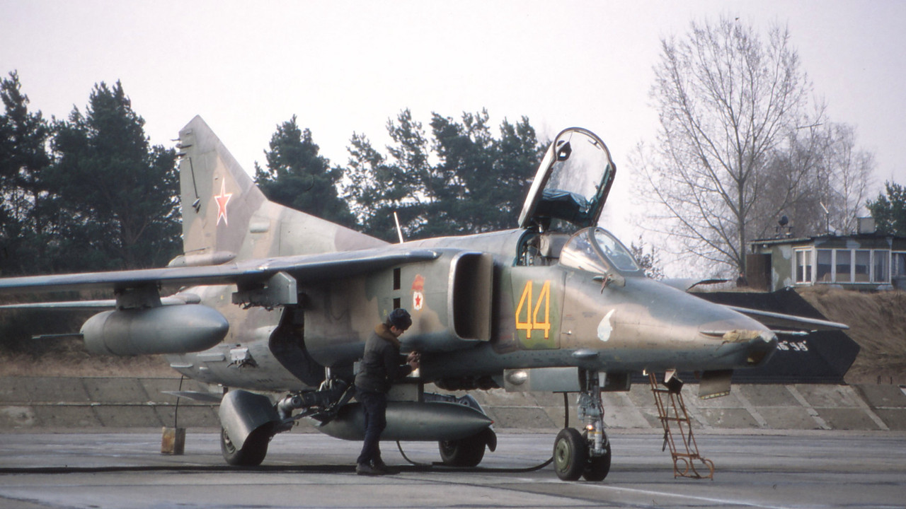 19 GvAPIB Mig-27D Yellow 44_61912555178 (3)