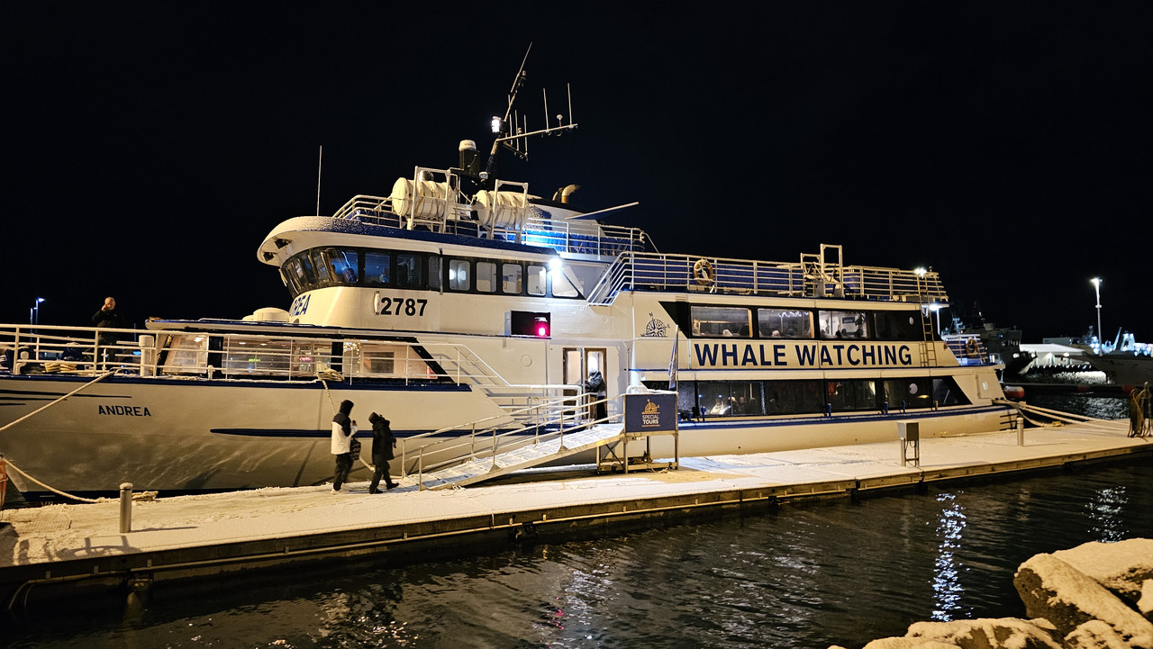 今晚要搭的極光船，船上已經一堆人了，看來是先來吃飯的