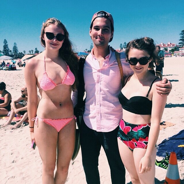 Mit ihre schlanke Körper und Dunkelbraun Haartyp ohne BH (BH-Größe ) auf Strand im Bikini
