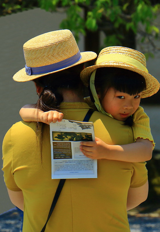 yellowparentandchildtokyo.jpg