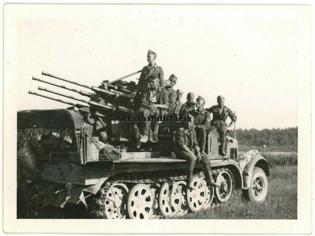 Orig. Foto Soldaten auf SdKfz 7-1 Flak Vierling Geschütz Halbkette in Stellung
