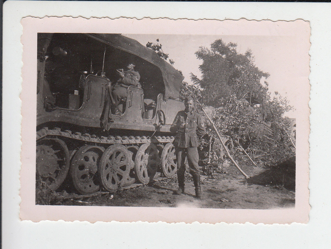Deutsches Halbkettenfahrzeug im Gelände -