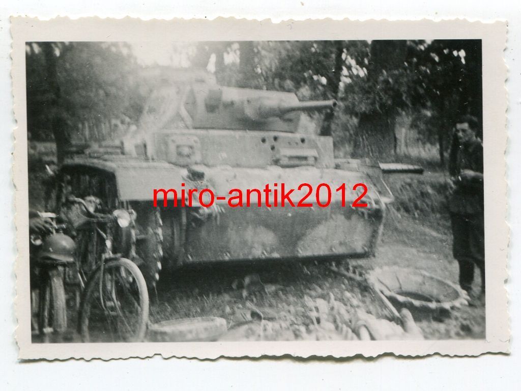 Foto, Wehrmacht, zerstörter Panzer mit Einschüss