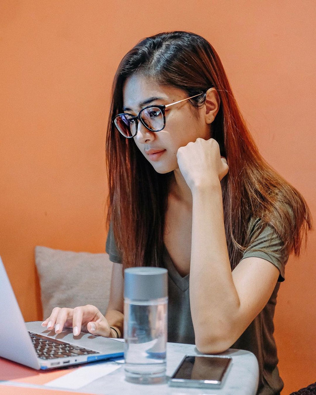 8 Seleb wanita Tanah Air lulus berpredikat cumlaude, panutan banget