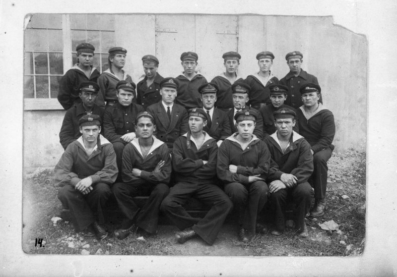 Личный состав ПЛ Коммунист репродукция. 1923 г. Севастополь.