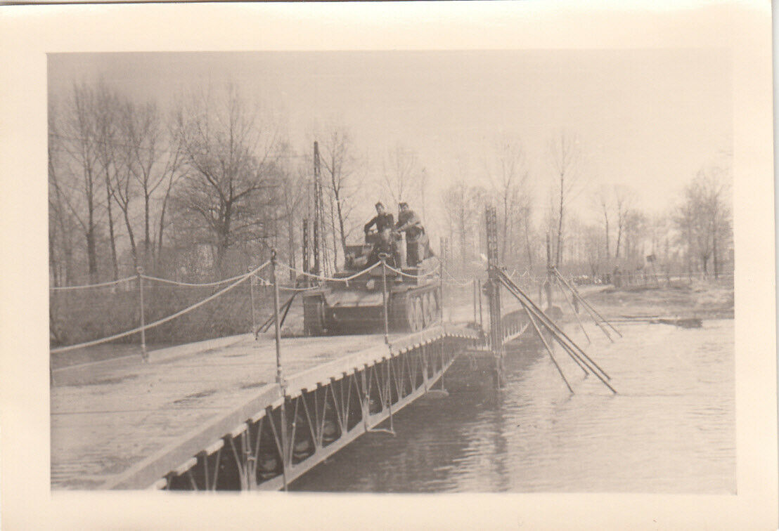 Soldaten auf Panzerkampfwagen 38(t) – Vormarsch Ostfront – Brücke