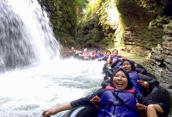 Aktivitas river tubing di Wonder Hill Jojogan.