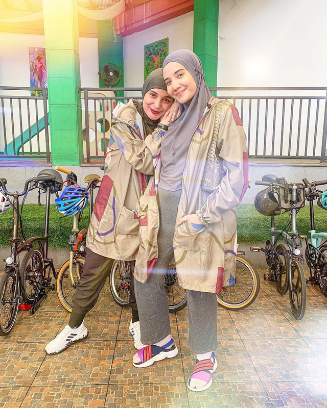 Kakak beradik Zaskia dan Shireen Sungkar.