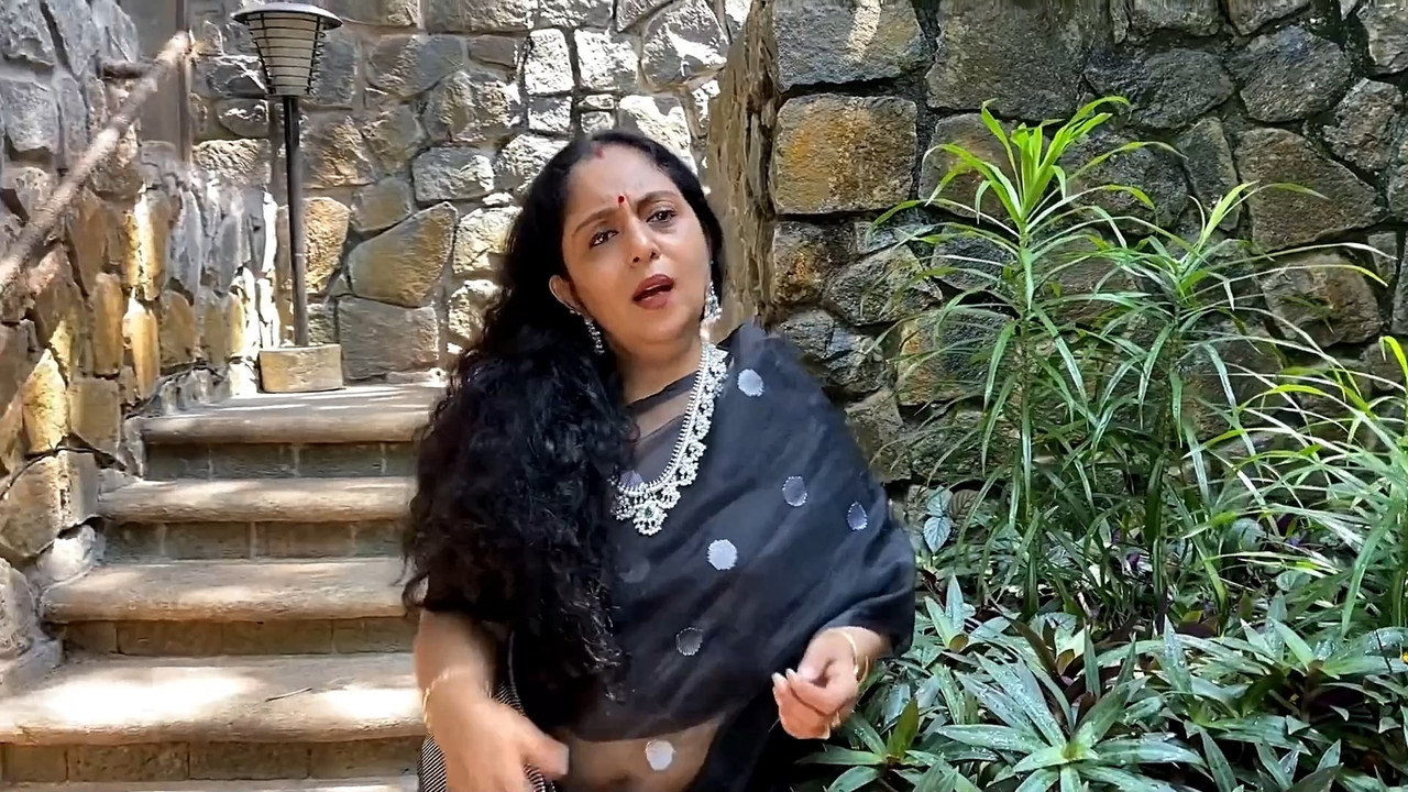 Sindhu Krishna Big Navel in saree.mp4_snapshot_00.13.280