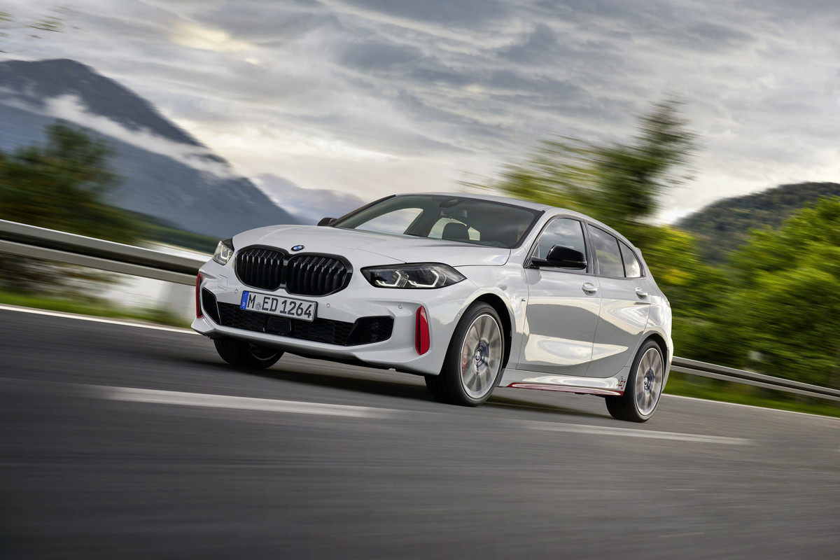P90402170_highRes_the-all-new-bmw-128t